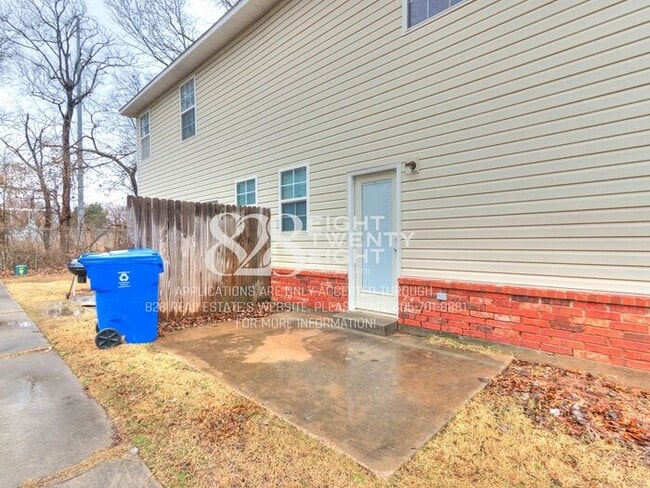 Building Photo - *AVAILABLE NOW!* Spacious 3 Bed/2.5 Bath Duplex Townhome Available in Norman!