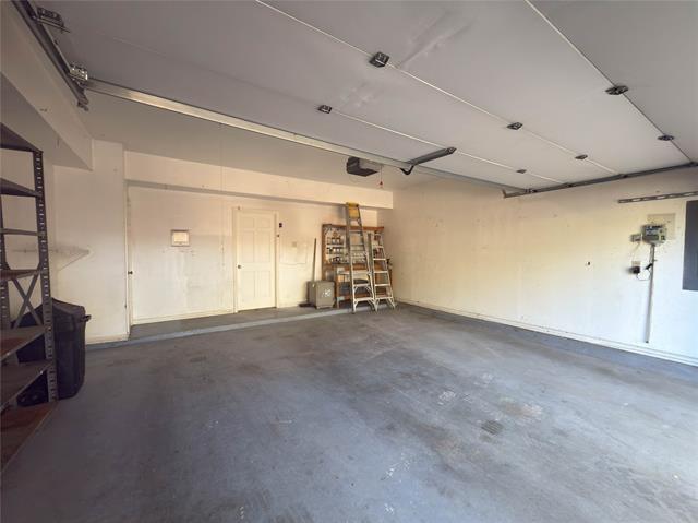 Building Photo - 5991 Lindenshire Ln