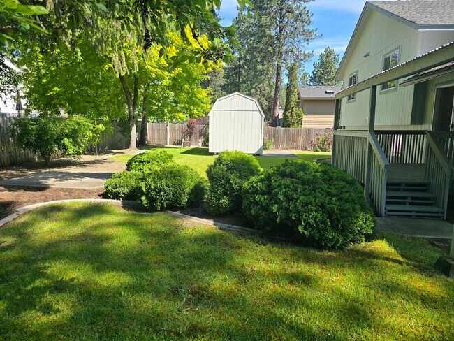 Building Photo - Beautiful home in desirable Riverside Harbor.