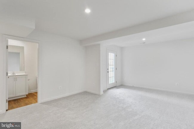 Building Photo - 233 Clifton Mnr