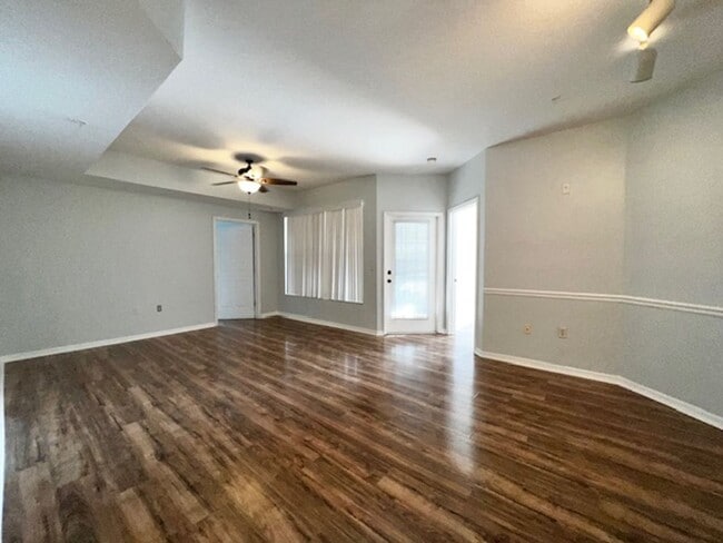 Building Photo - MOVE IN NOW! 2x2 WITH FRESH INTERIOR PAINT & LAMINATE WOOD FLOORING! PRIVATE BALCONY!!!