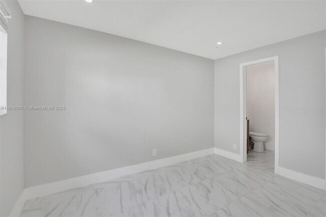 Building Photo - 5420 Hollywood Blvd