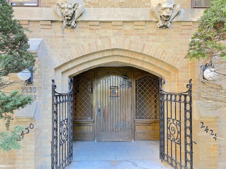 Building Photo - 2448 W Greenleaf Ave