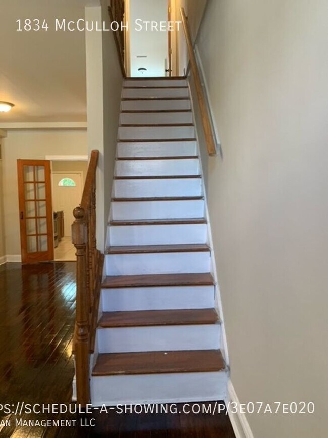 Building Photo - Enormous Rowhome in Madison Park - Close t...