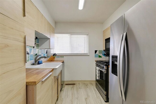 Building Photo - Westminster Townhome