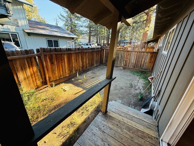 Building Photo - 3 bed 2 bath unit with 1 car garage - Pet Friendly