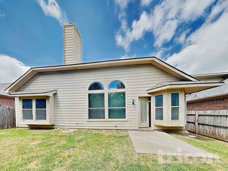 Building Photo - 5805 Paloma Blanca Dr