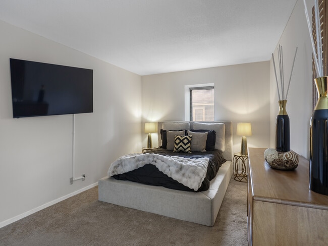 Building Photo - 6586 Poplar Woods Cir S