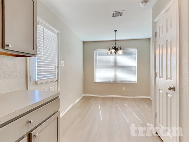 Building Photo - 11151 N Lake Mist Ln