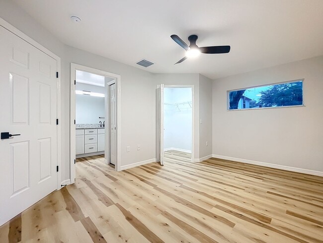 Building Photo - Remodeled Townhouse - Granite Counters, Fe...