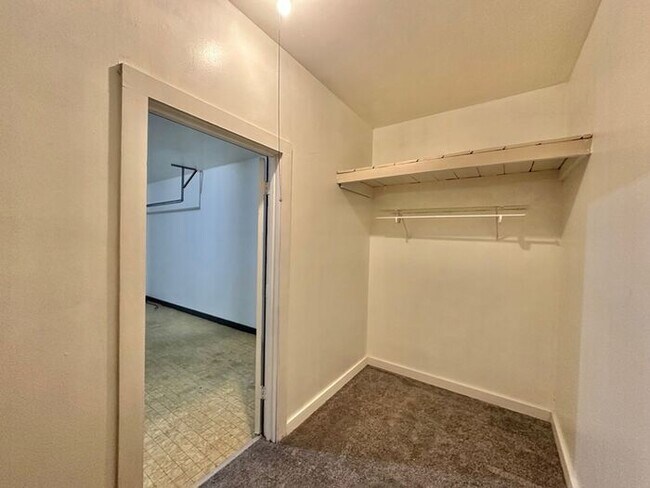 Building Photo - Spacious 3-Bed, 2-Bath Home with Large Sho...