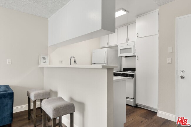 Building Photo - 257 S Manhattan Pl