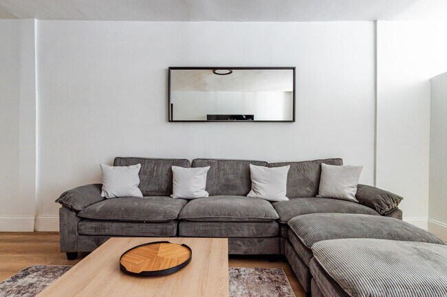 Building Photo - 209 1st Ave