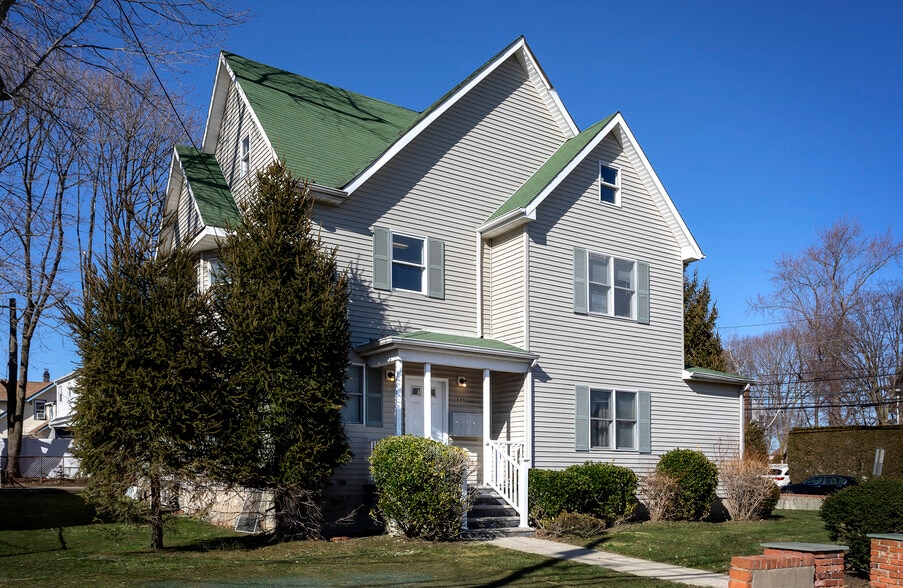 Building Photo - Fairfield Manor At Farmingdale Village