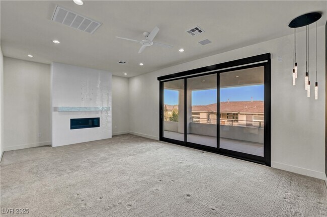 Building Photo - 68 Grey Feather Dr