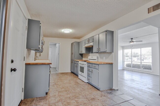Building Photo - Charming 3 Bedroom, 1 bathroom in Central Lubbock