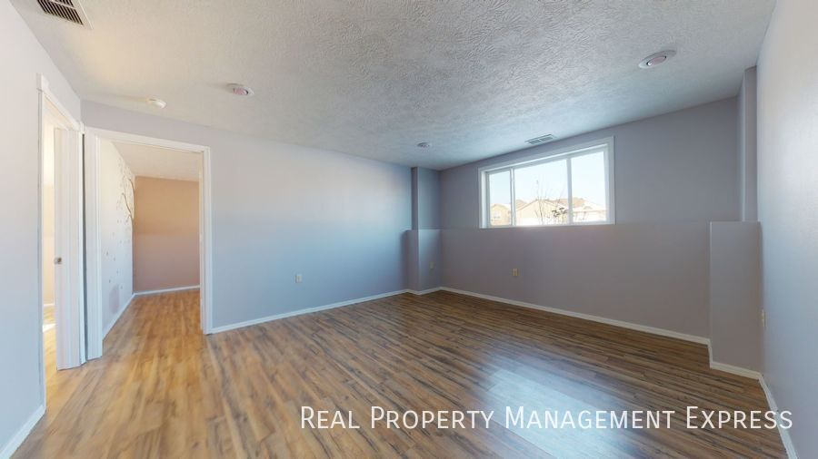 Building Photo - Spacious 4 Bedroom 2 Bath Home with attach...