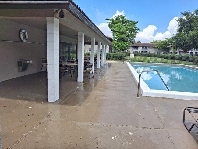 Building Photo - 8770 Royal Palm Blvd