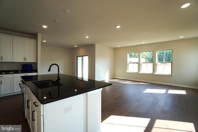 Building Photo - 612 America Dr