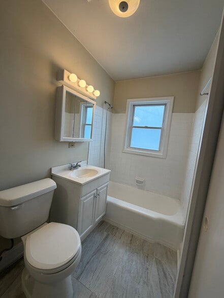 Building Photo - 538 Mills St