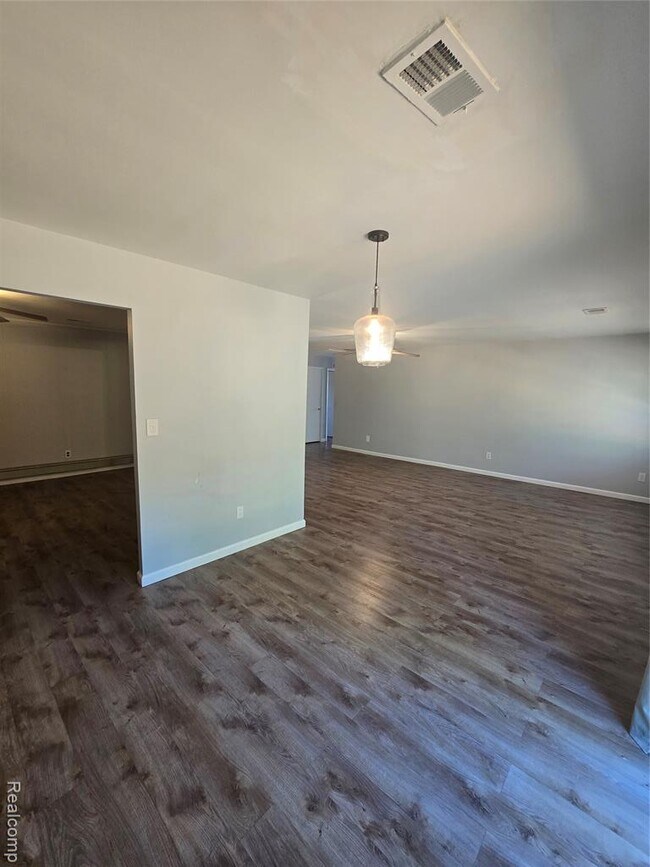 Building Photo - 2951 Hill Dr