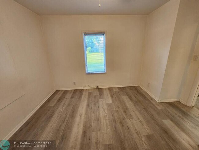 Building Photo - 2466 Lincoln St