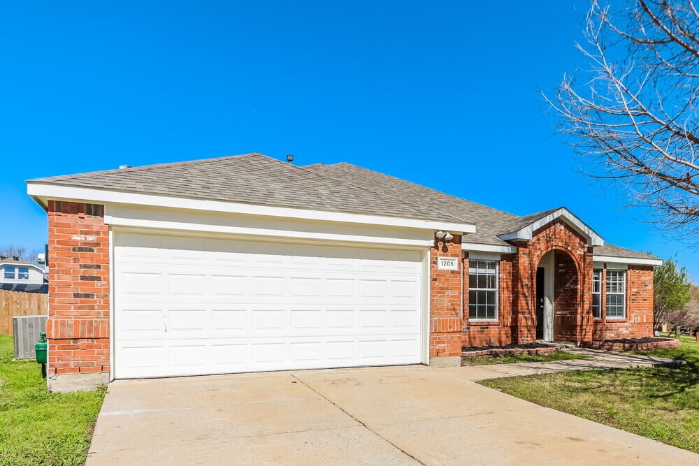 Building Photo - 1205 Hampton Dr