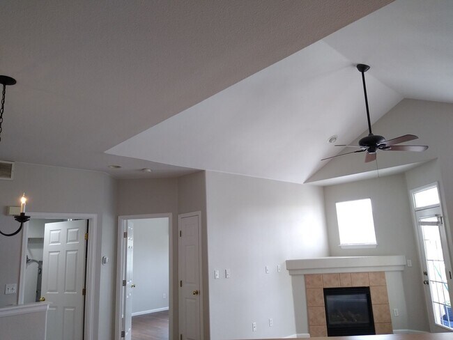 Building Photo - Stunning Highlands Ranch Townhome