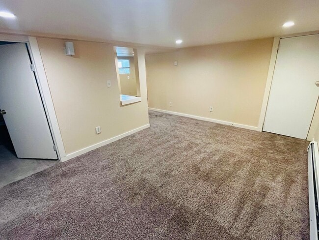 Building Photo - 4 bedroom 2 bathroom house (2 bedrooms non...