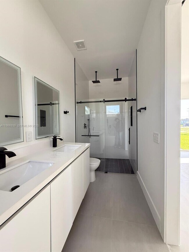 Building Photo - 5 SW 26th Pl