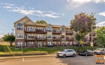 Building Photo - Spacious 3bd/2ba with 2 PARKING SPOTS avai...