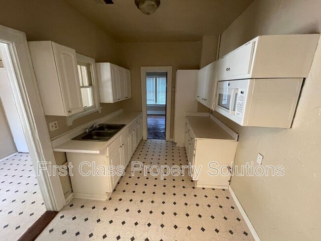 Building Photo - 121 NW 29th St