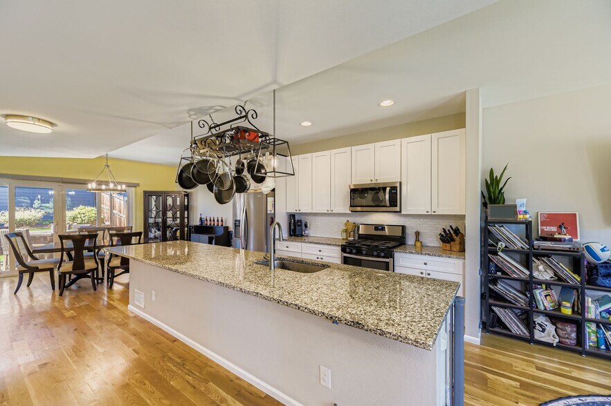 Kitchen w/huge island & gas range - 1197 S Mariposa St