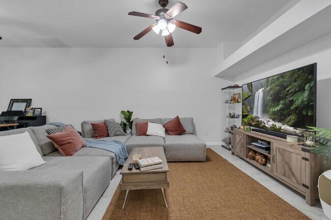 Building Photo - Spacious 3-Bedroom townhome in Kissimmee – Available Now!