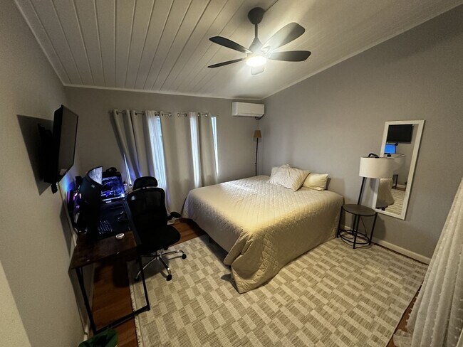 Building Photo - Beautiful Condo close to Memorial and Garces HS