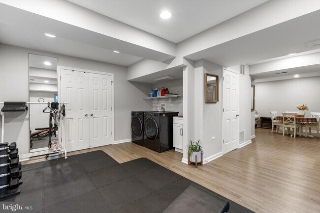 Building Photo - 9830 Meadow Valley Dr