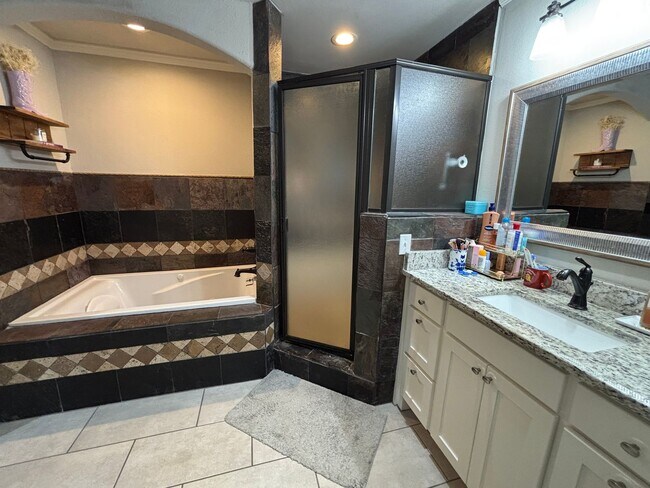 Building Photo - 4 BEDROOM IN NORTH  BOSSIER