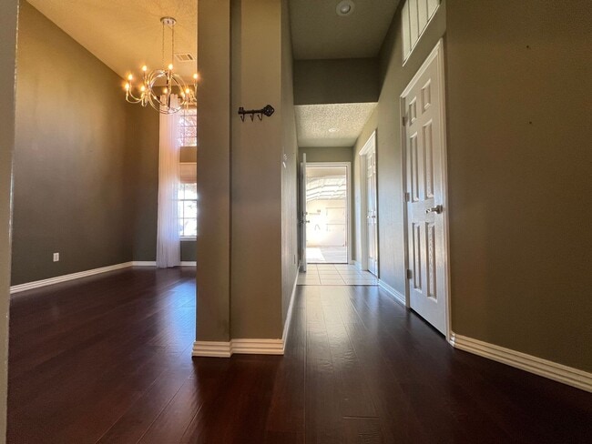 Building Photo - 3 Bed 2 Bath House Right down the road from Northridge Middle School.