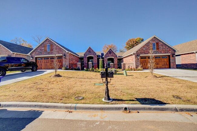 Building Photo - Luxury Patio Home in Broken Arrow! 3/2/2