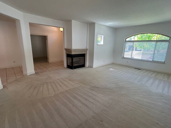 Building Photo - Great location! Beautiful 3 Bedroom Home
