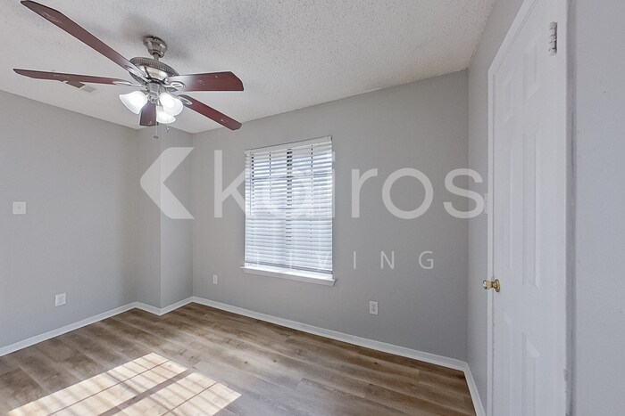 Building Photo - 832 Courtenay Pl