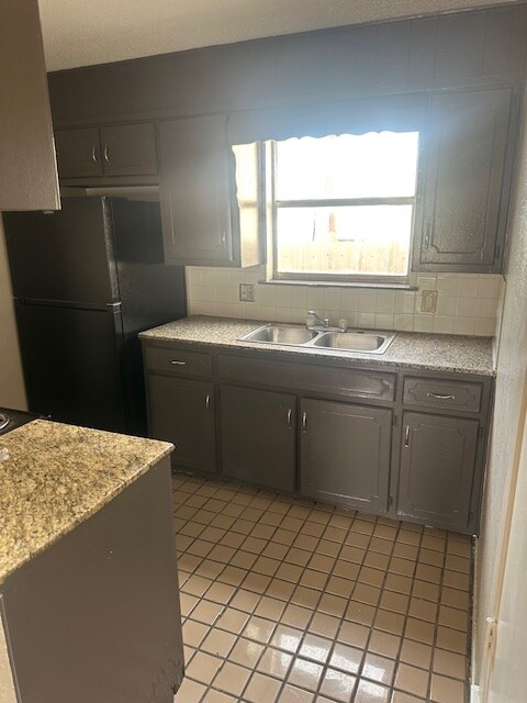 Building Photo - 112 E Crest Dr