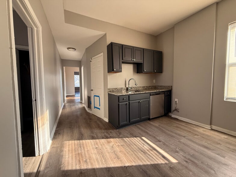 Building Photo - 7314 S Kenwood Ave