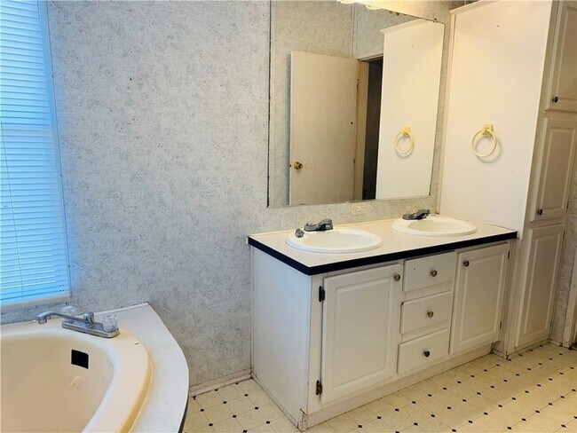 Building Photo - 5389 Riverview Dr