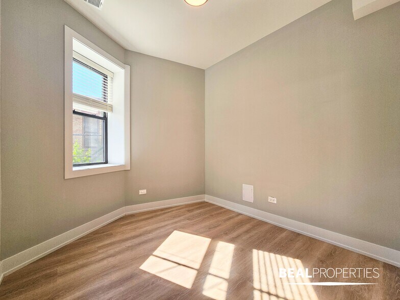 Building Photo - 428 W Belden Ave