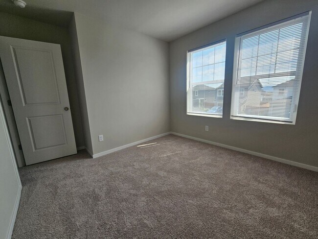 Building Photo - Stunning 4-Bedroom Pet-Friendly Home for L...