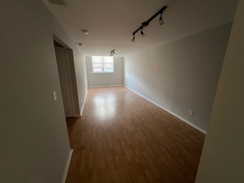 Building Photo - 3021 W Belmont Ave