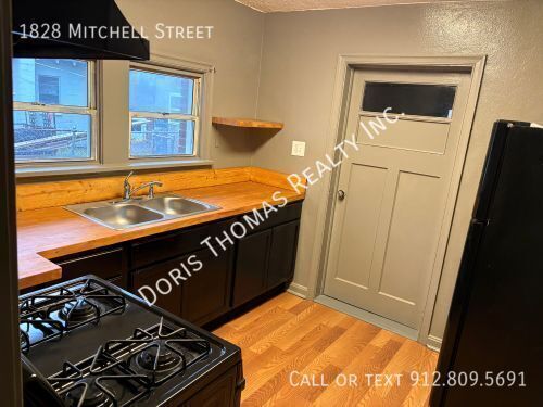 Building Photo - 1828 Mitchell St