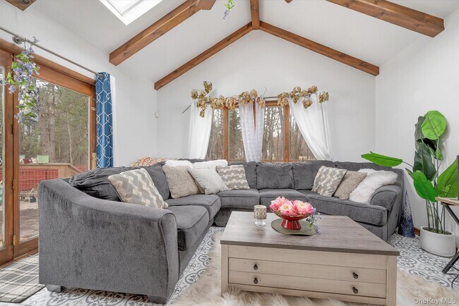 Building Photo - 10 Hanover Dr