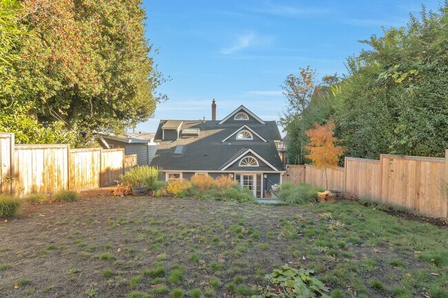Building Photo - Victorian Classic in MT. Baker